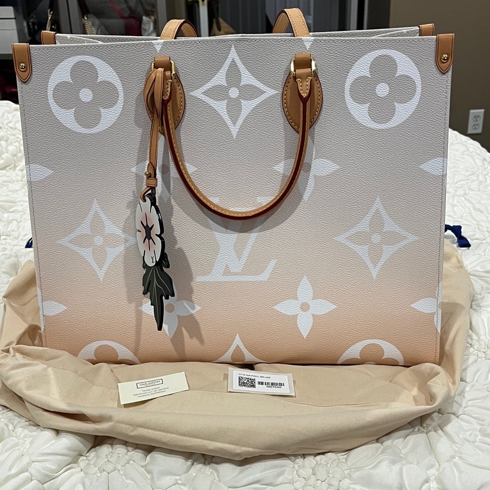 Louis Vuitton GM on the go pool collection